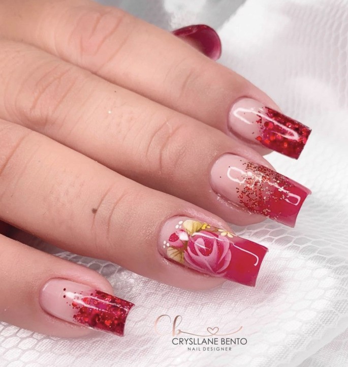 unha em gel decoração vermelha com glitter