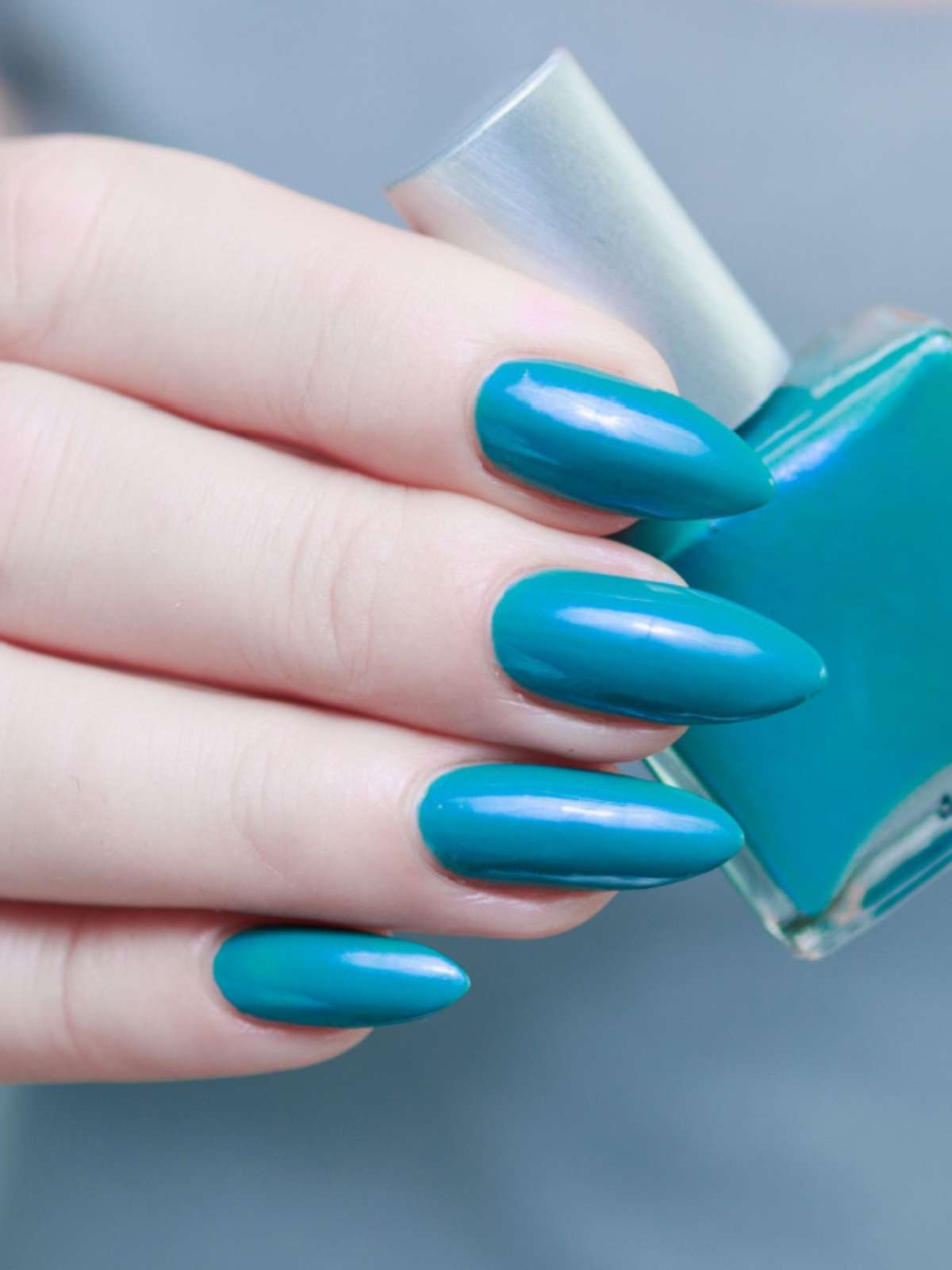 5 ideias de títulos: 1. Unhas em Gel Azul: As Tendências Mais Quentes de 2026. 2. Guia Completo: Como Criar Unhas em Gel Azuis Incríveis. 3. Decoração de Unhas Azuis: Inspirações Minimalistas e Vibrantes. 4. Unhas em Gel Azul: Dicas de Combinação e Durabilidade. 5. Transforme Suas Unhas com Tons de Azul: Estilos e Acabamentos.