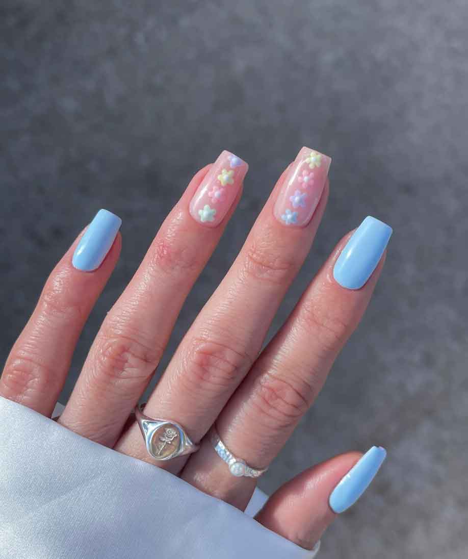 unha em gel azul bebê vs unhas em acrílico azul bebê