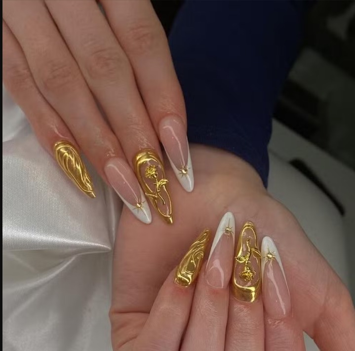 unha em gel decorada dourada fosca