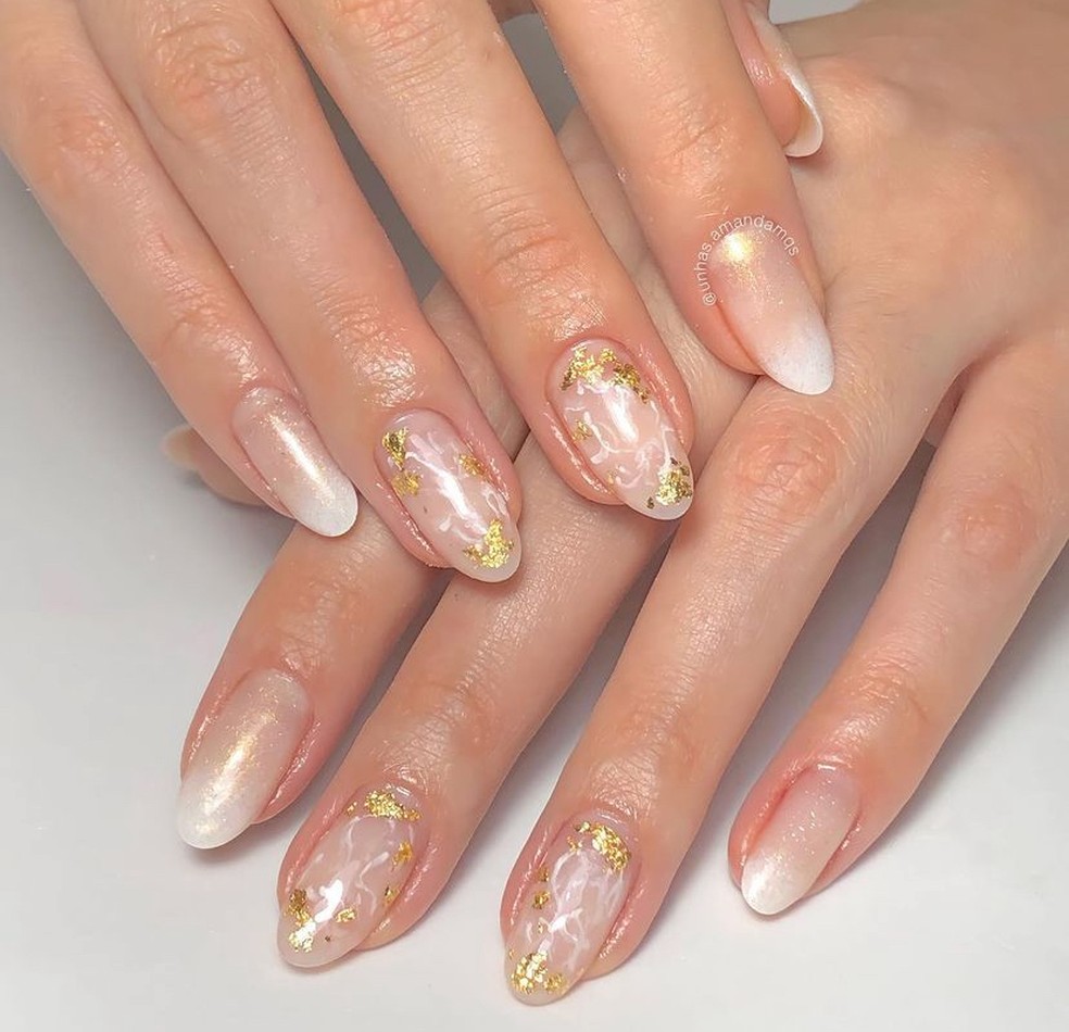 unha em gel decorada dourada curta