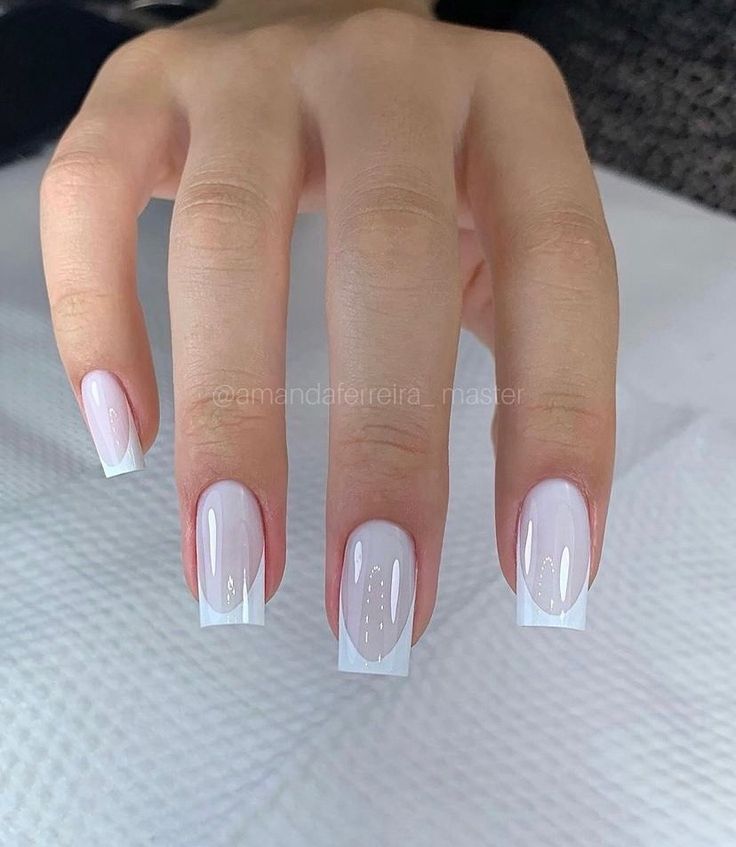 Francesinha branca em unhas de gel clássica