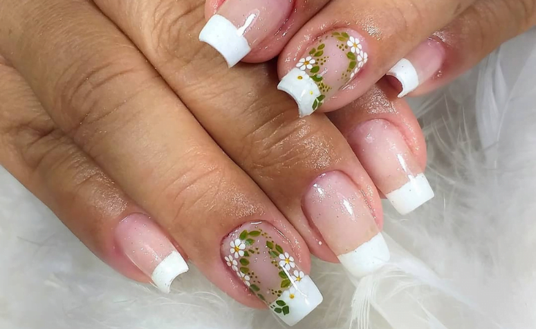 Francesinha minimalista em unhas de gel