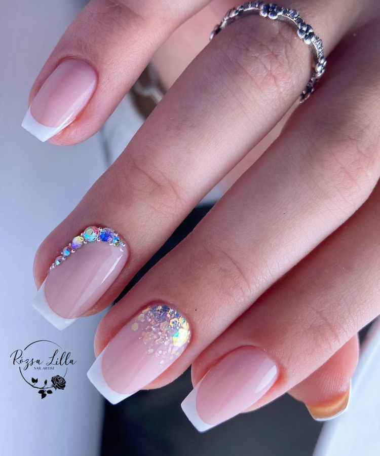 Francesinha branca com detalhes dourados/prateados em unhas de gel
