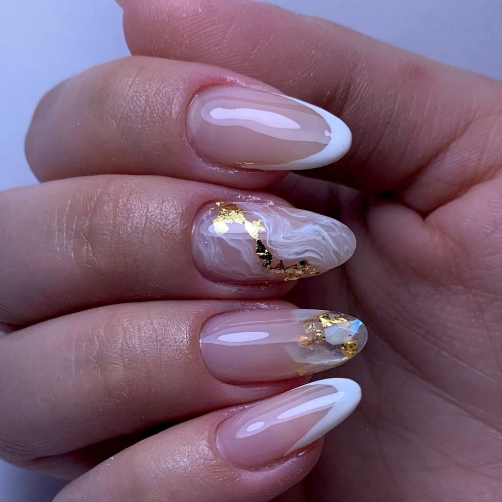 Francesinha branca encapsulada em unhas de gel