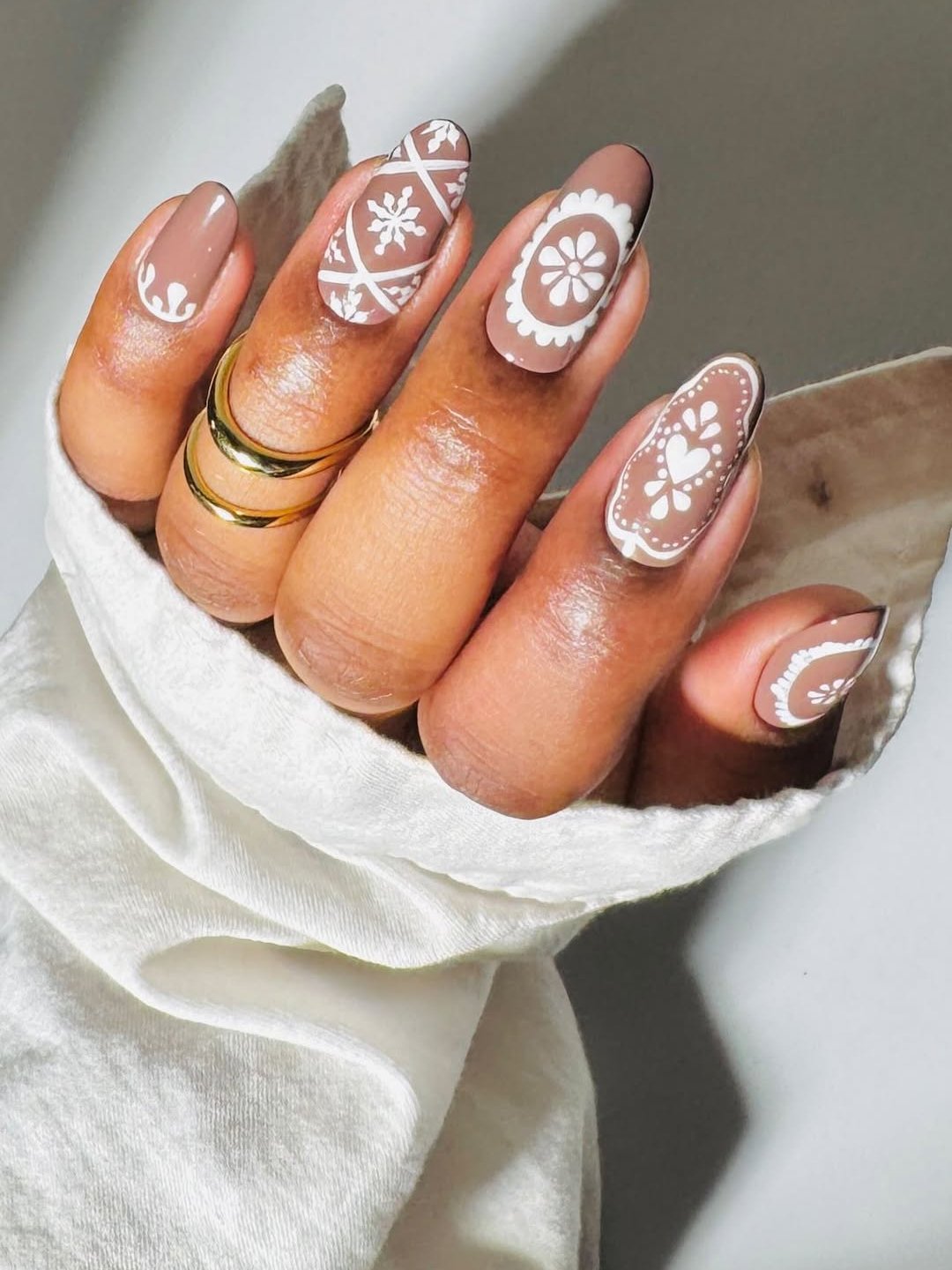 Unhas em gel nude com pedrarias e cristais (pequenos pontos de luz)