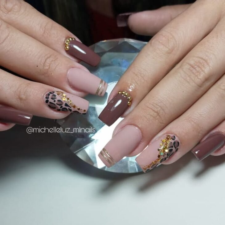 Unhas em gel nude com francesinha moderna (tons metálicos, micro francesinha)