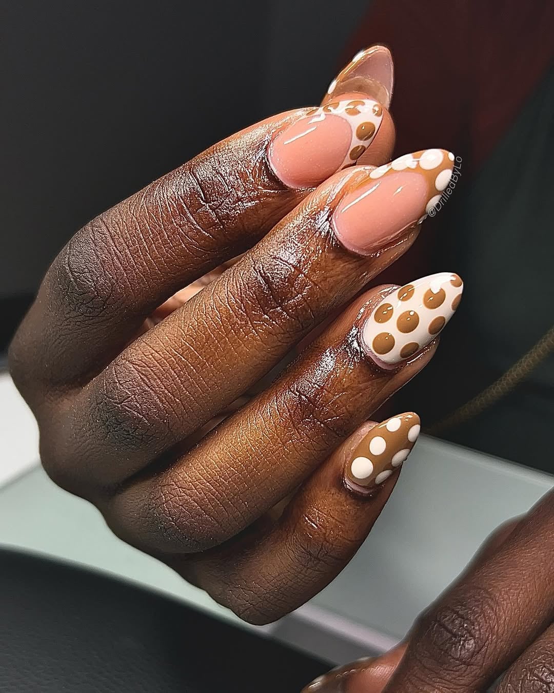 Unhas em gel nude com pedrarias e cristais (pequenos pontos de luz)