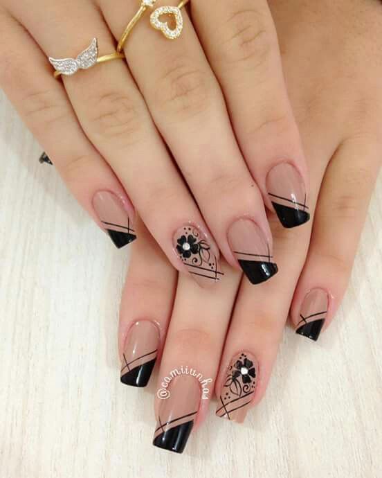 Unhas em gel nude com adesivos botânicos (flores, folhas)