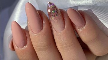Unhas em gel nude formato quadrado com bordas arredondadas