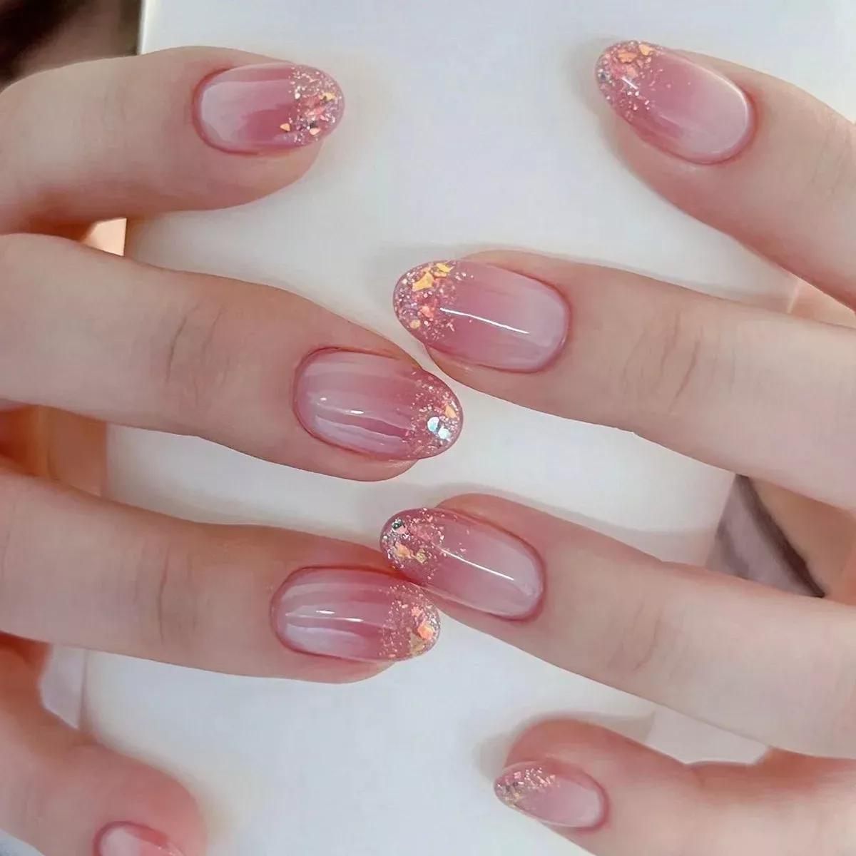 Unhas em gel nude com adesivos botânicos (flores, folhas)