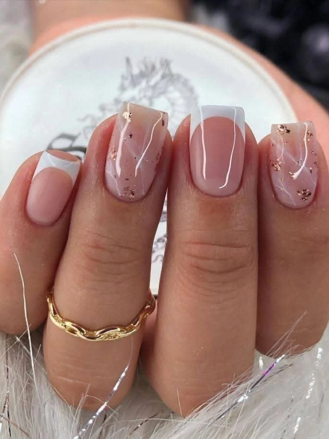 Unhas em gel nude formato bailarina
