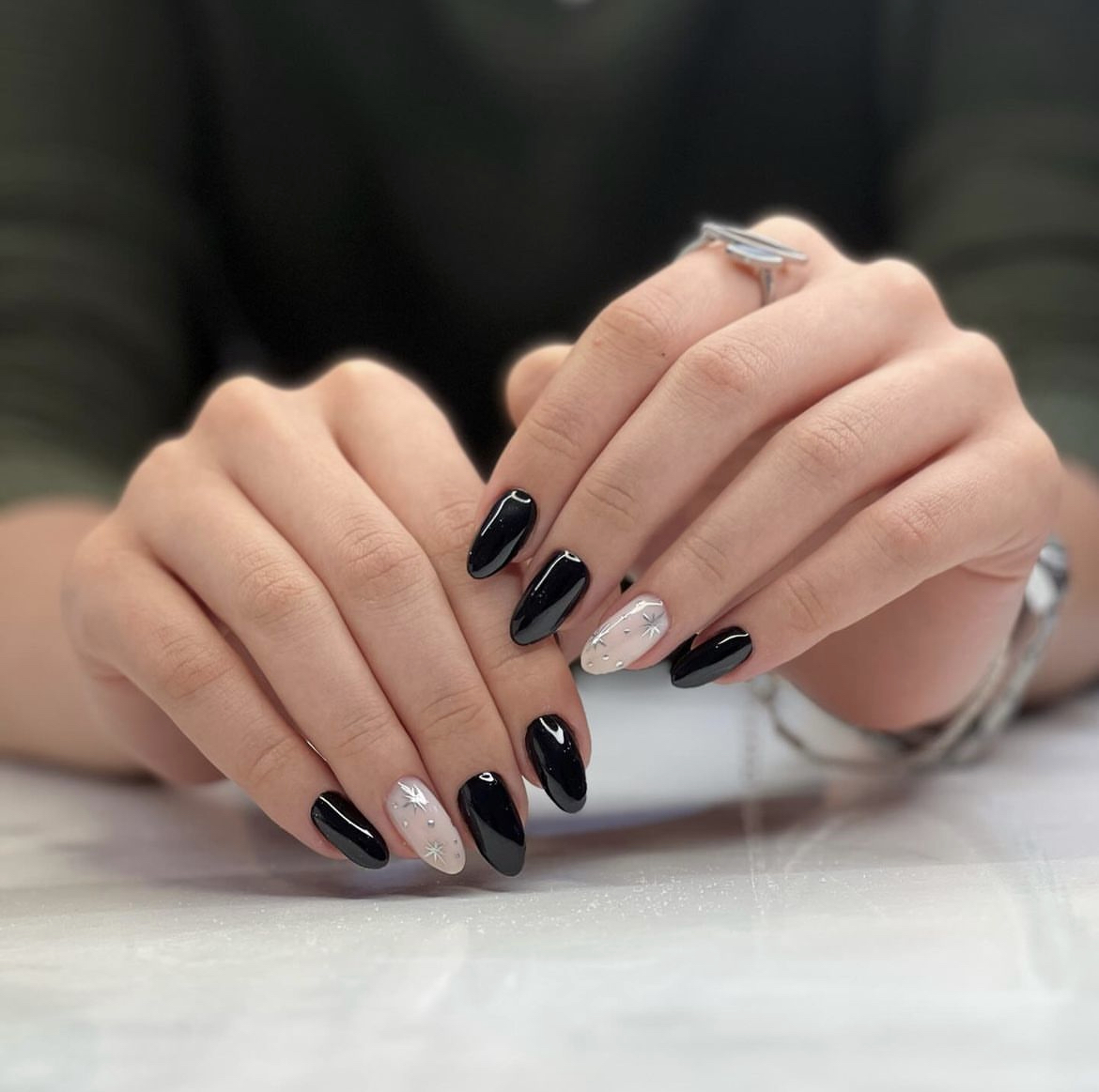 5 ideias de títulos: 1. Unhas em Gel Pretas: As Tendências Mais Quentes para 2025/2026. 2. Brilho e Textura: Como Inovar nas Suas Unhas em Gel Pretas. 3. Do Clássico ao Ousado: Formatos e Estilos para Unhas em Gel Pretas. 4. Unhas em Gel Pretas: Dicas de Decoração com Glitter e Efeitos Metálicos. 5. Transforme Suas Unhas: Ideias Criativas para Unhas em Gel Pretas.