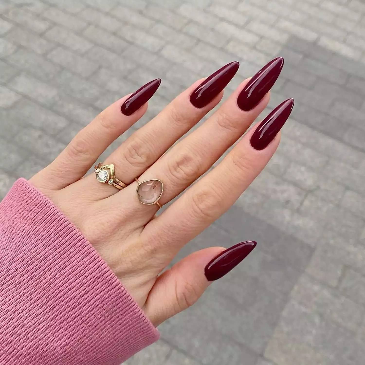 Unhas em gel com detalhes botânicos minimalistas