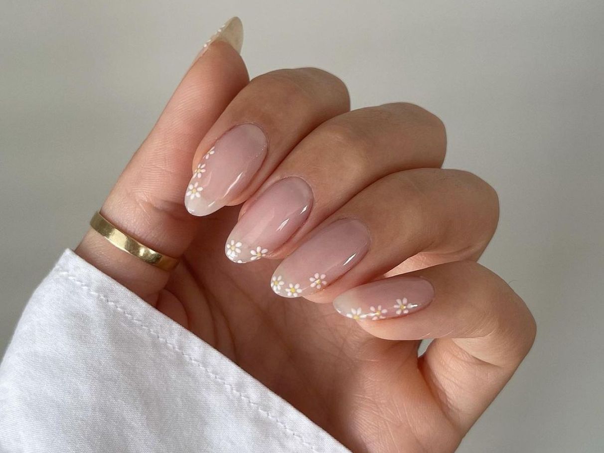 Unhas em gel cor nude