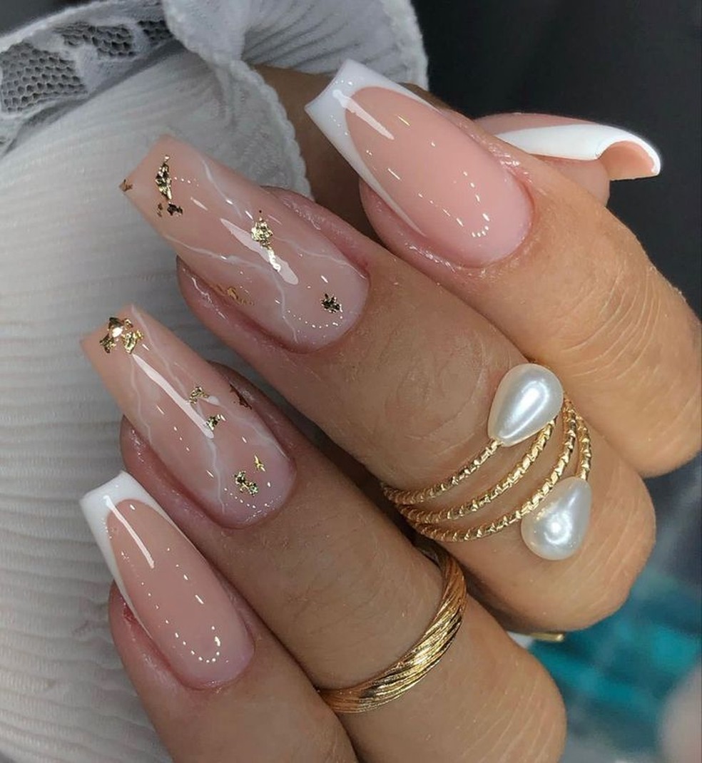 Unhas em gel com detalhes de brilho