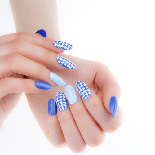 Unhas em gel com detalhes de desenho