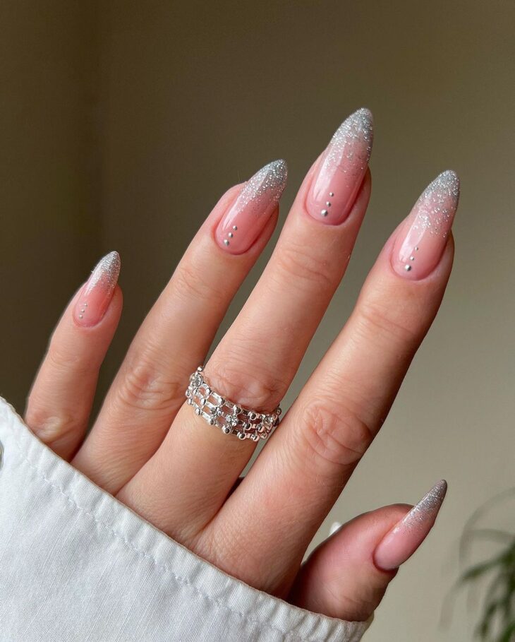 Unhas em gel com francesinha fina (microfrench)