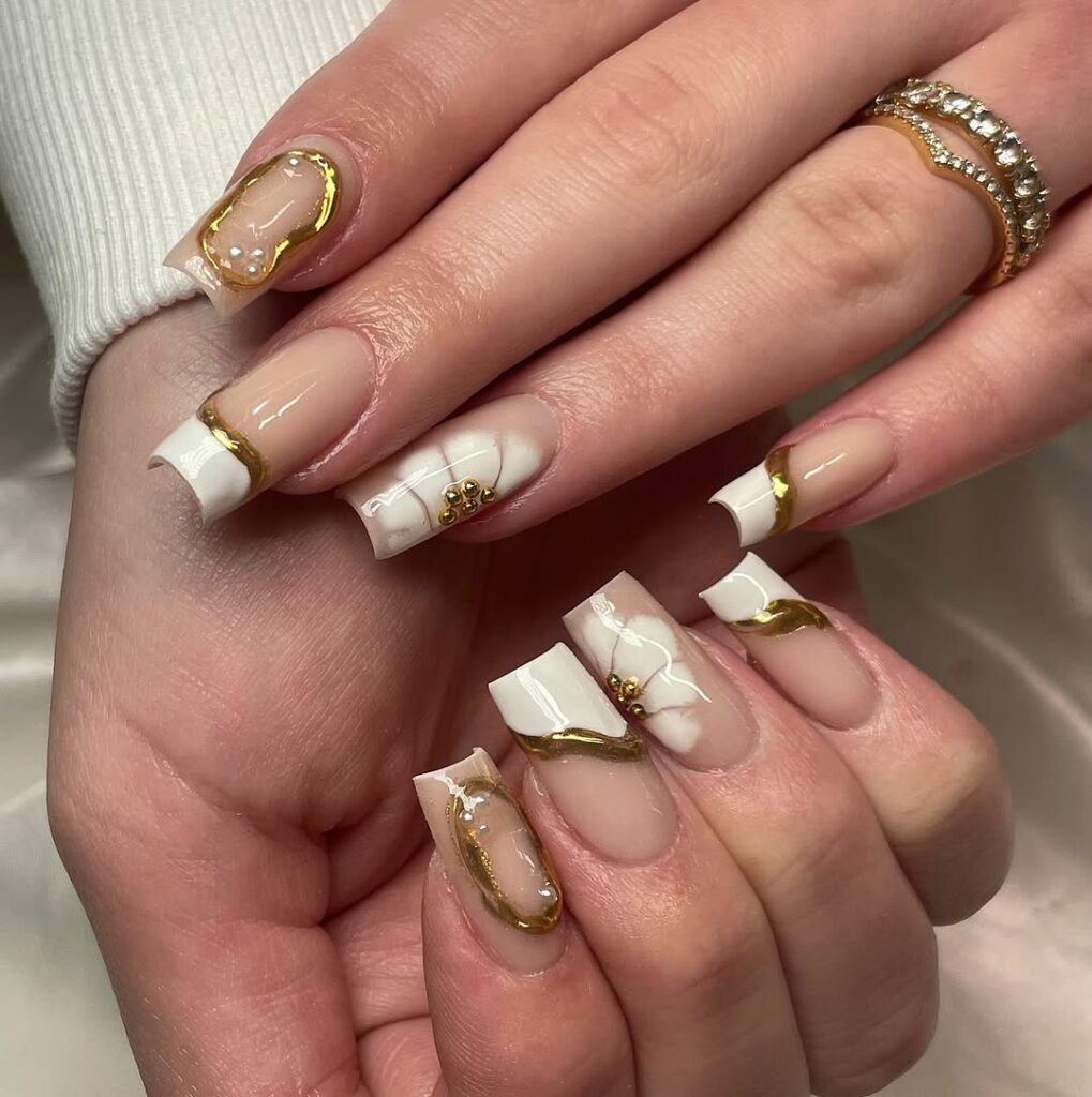 5 ideias de títulos para posts sobre unhas brancas com dourado:
1. Unhas em Gel Branco e Dourado: Guia Completo de Estilos e Aplicações
2. Brilho e Sofisticação: Descubra as Melhores Decorações de Unhas Brancas com Dourado
3. Do Minimalista ao Luxo: Como Criar Unhas em Gel Branco e Dourado Perfeitas
4. Tendências em Unhas Brancas com Dourado: Inspire-se para o seu Próximo Salão
5. Unhas em Gel Branco e Dourado: Dicas de Produtos e Técnicas para um Acabamento Profissional