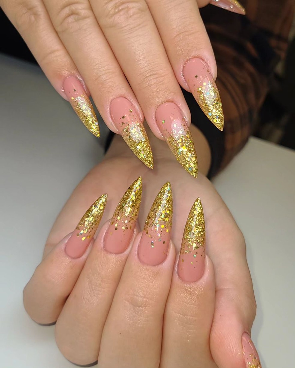 unha encapsulada com glitter e cores