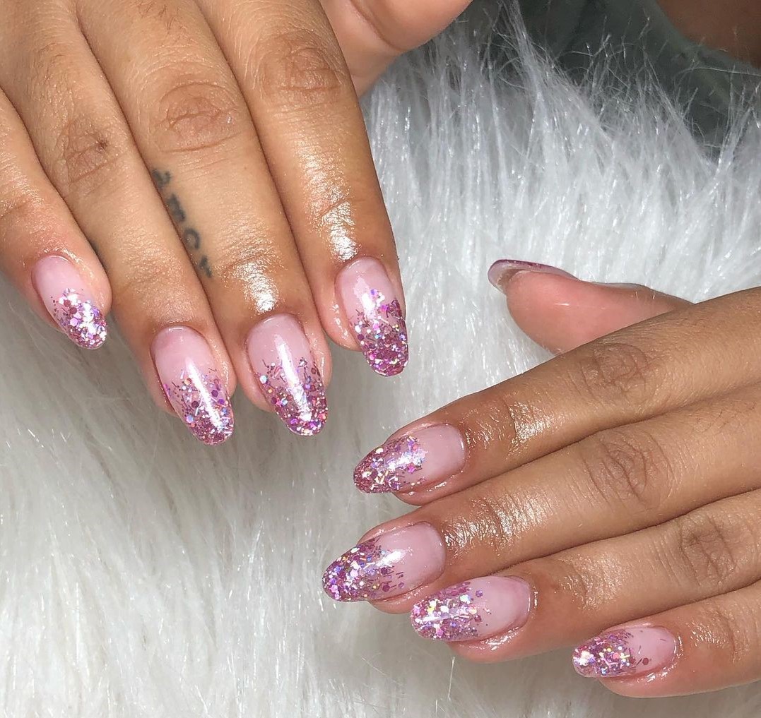 unha em gel com glitter encapsulado