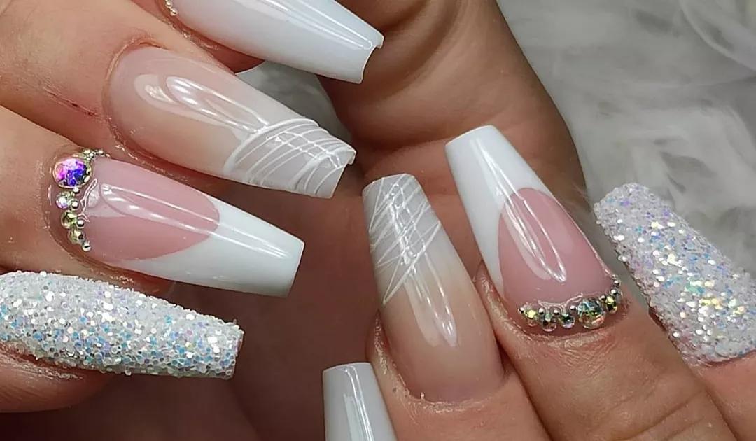 unha encapsulada com glitter e cores