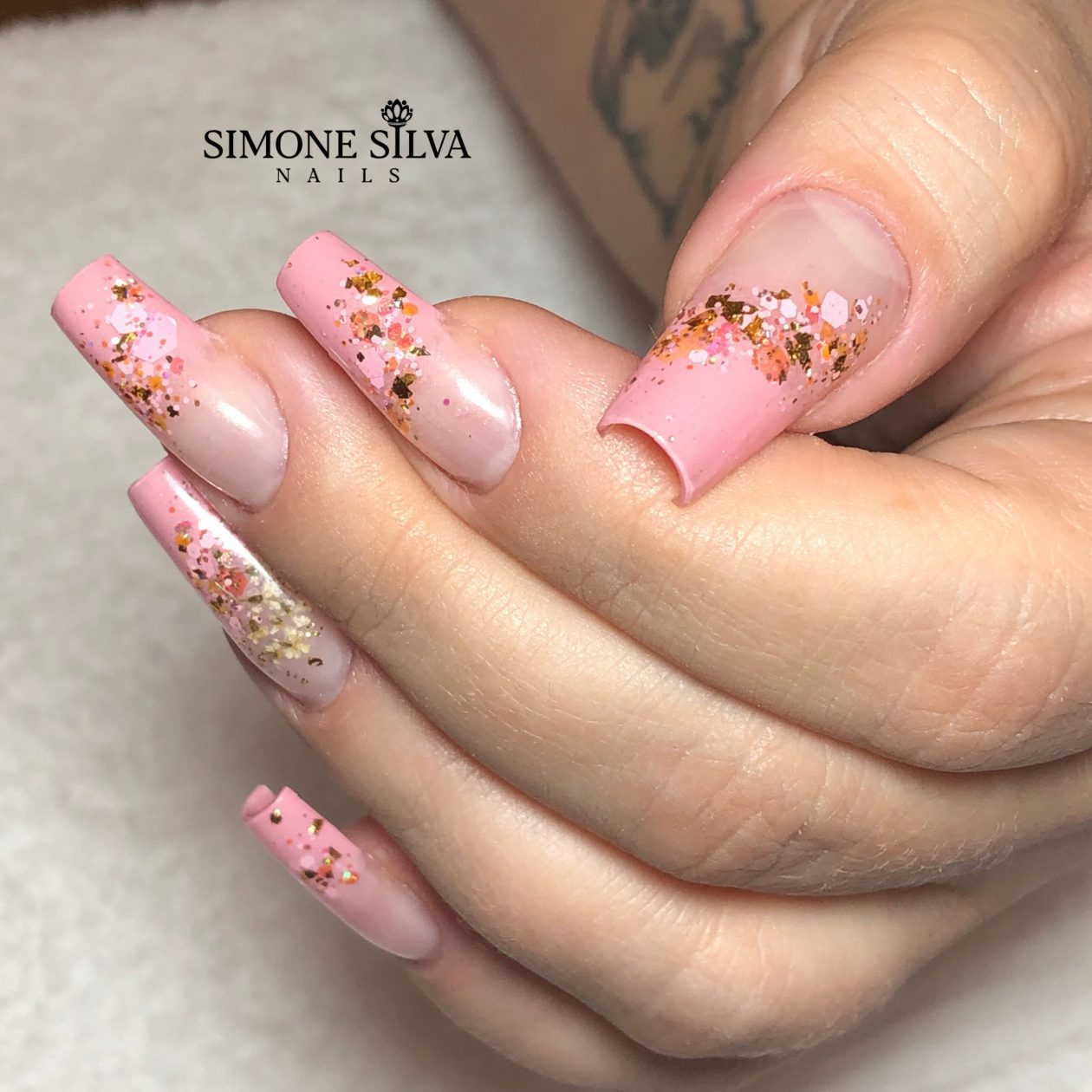 unha encapsulada com glitter e cores