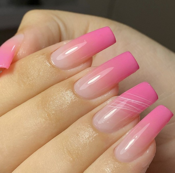 unha em gel francesinha rosa com strass
