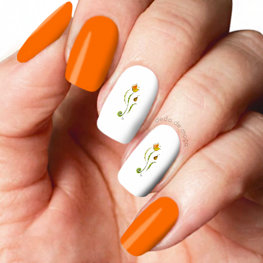 unha em gel laranja e dourado