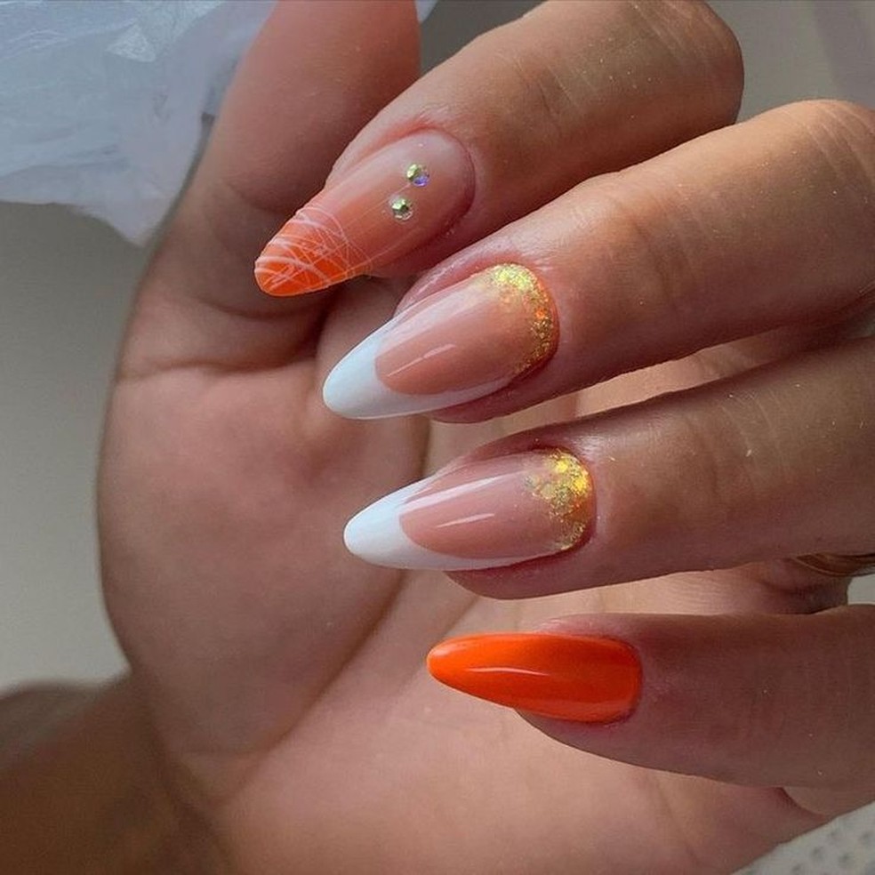 unha em gel laranja queimado