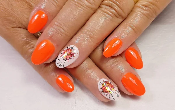 unha em gel cor de laranja