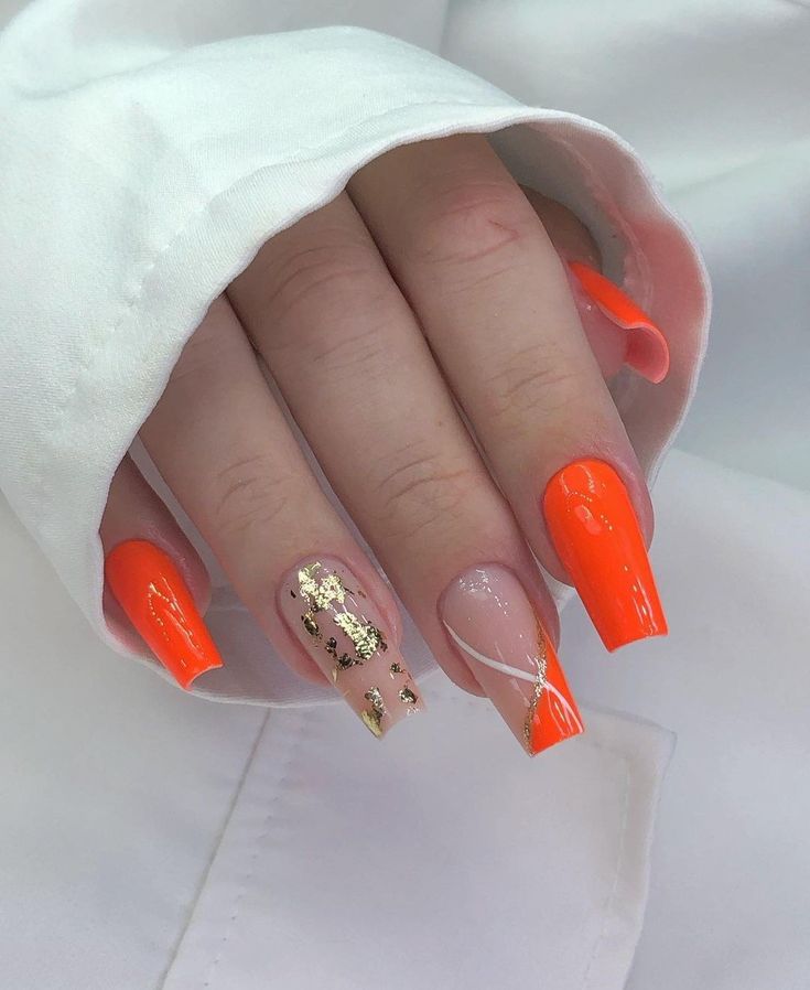 unha em gel laranja e branco