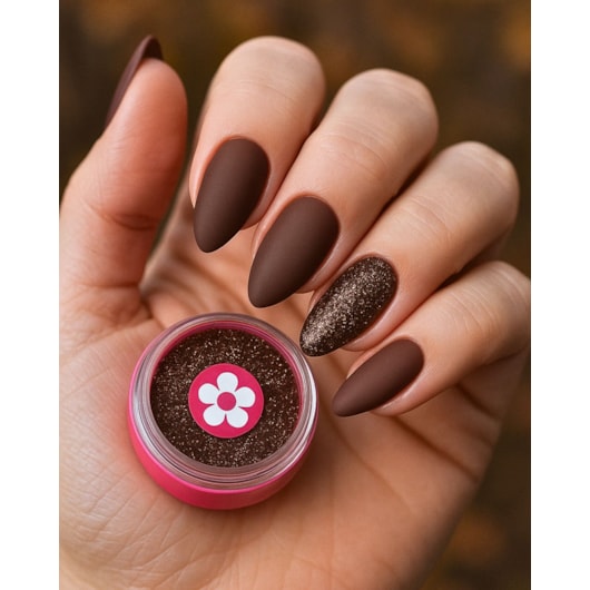 Unhas Amêndoas Marrons: O Formato que Alonga e Sofistica suas Mãos