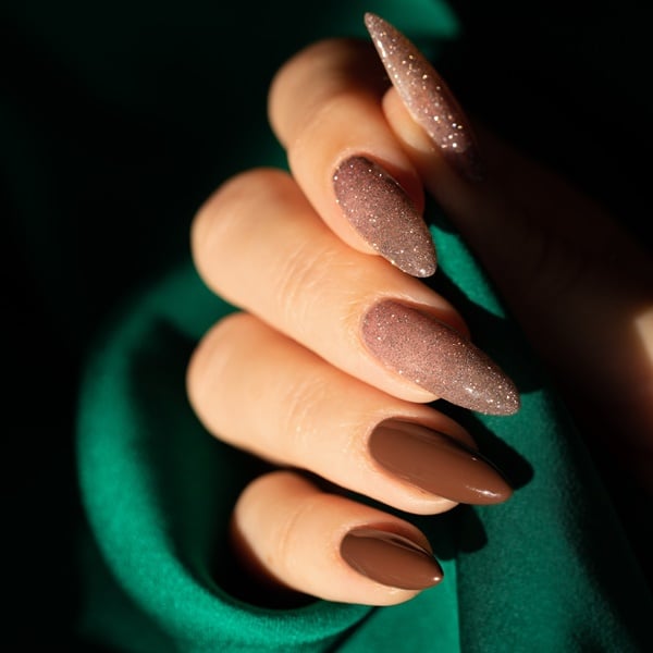 5 ideias de títulos:
1. Unhas em Gel Marrom Claro: O Guia Completo para a Tendência