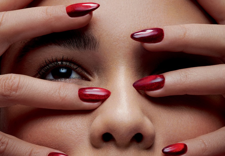 unha em gel vermelha decorada simples