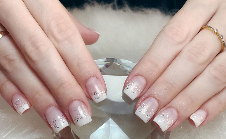 Manutenção de unha em gel na tips