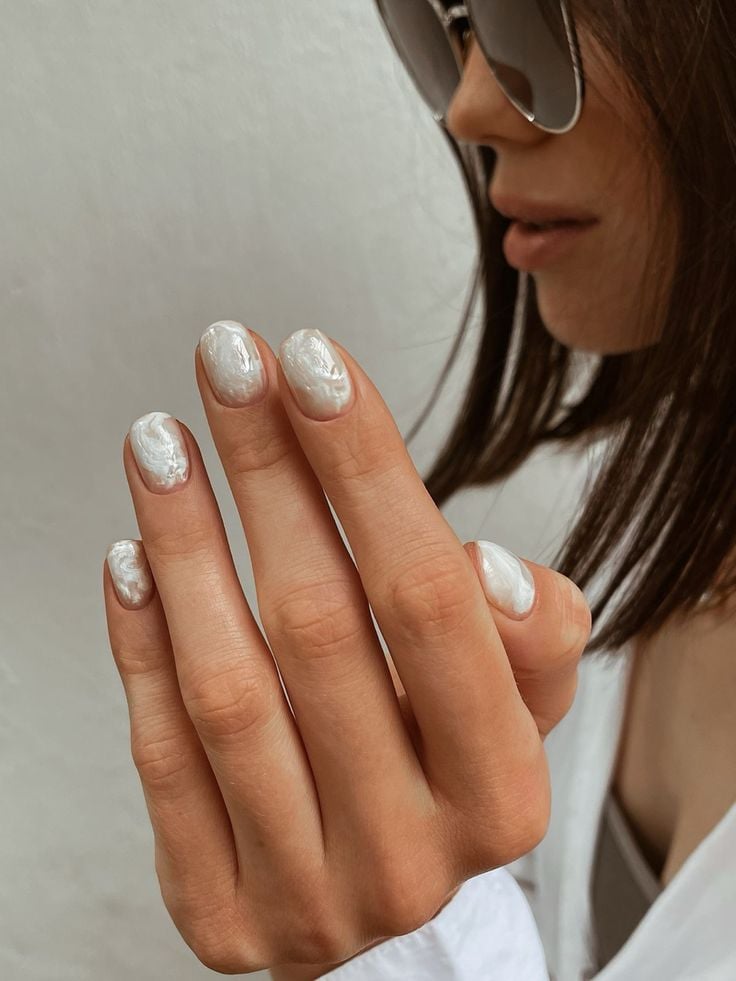 Branco Perolado ou Glitter Dourado? Escolha a Cor Perfeita para Suas Unhas de Ano Novo