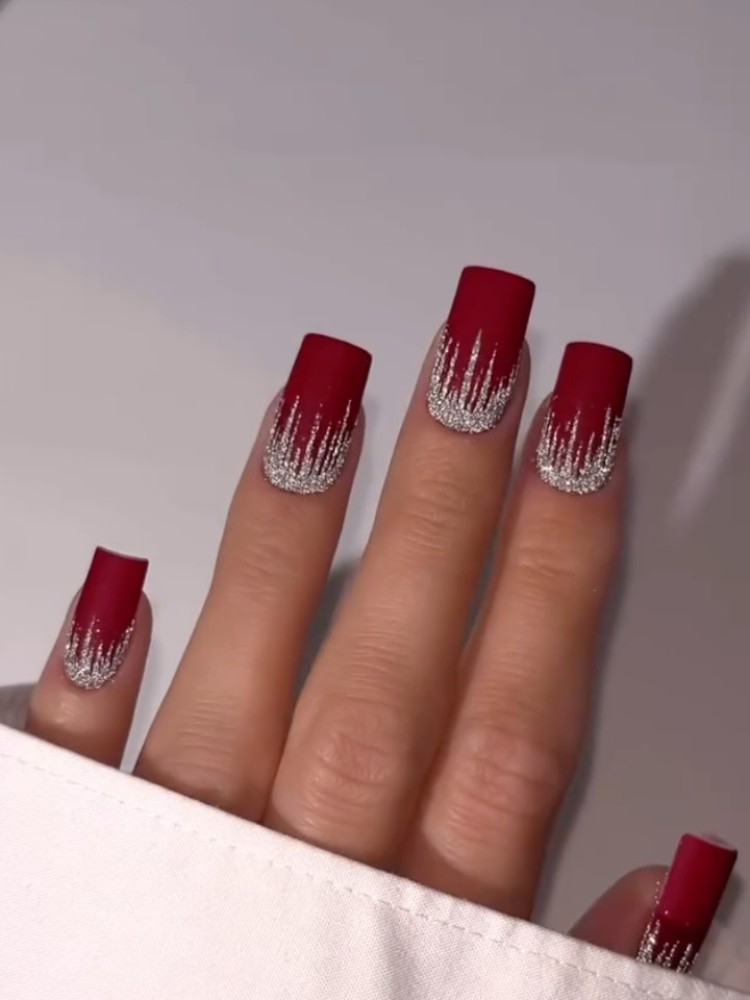unhas vermelhas com dourado natal