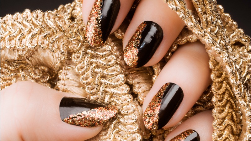 50 ideias de unha em gel preta com dourado para arrasar