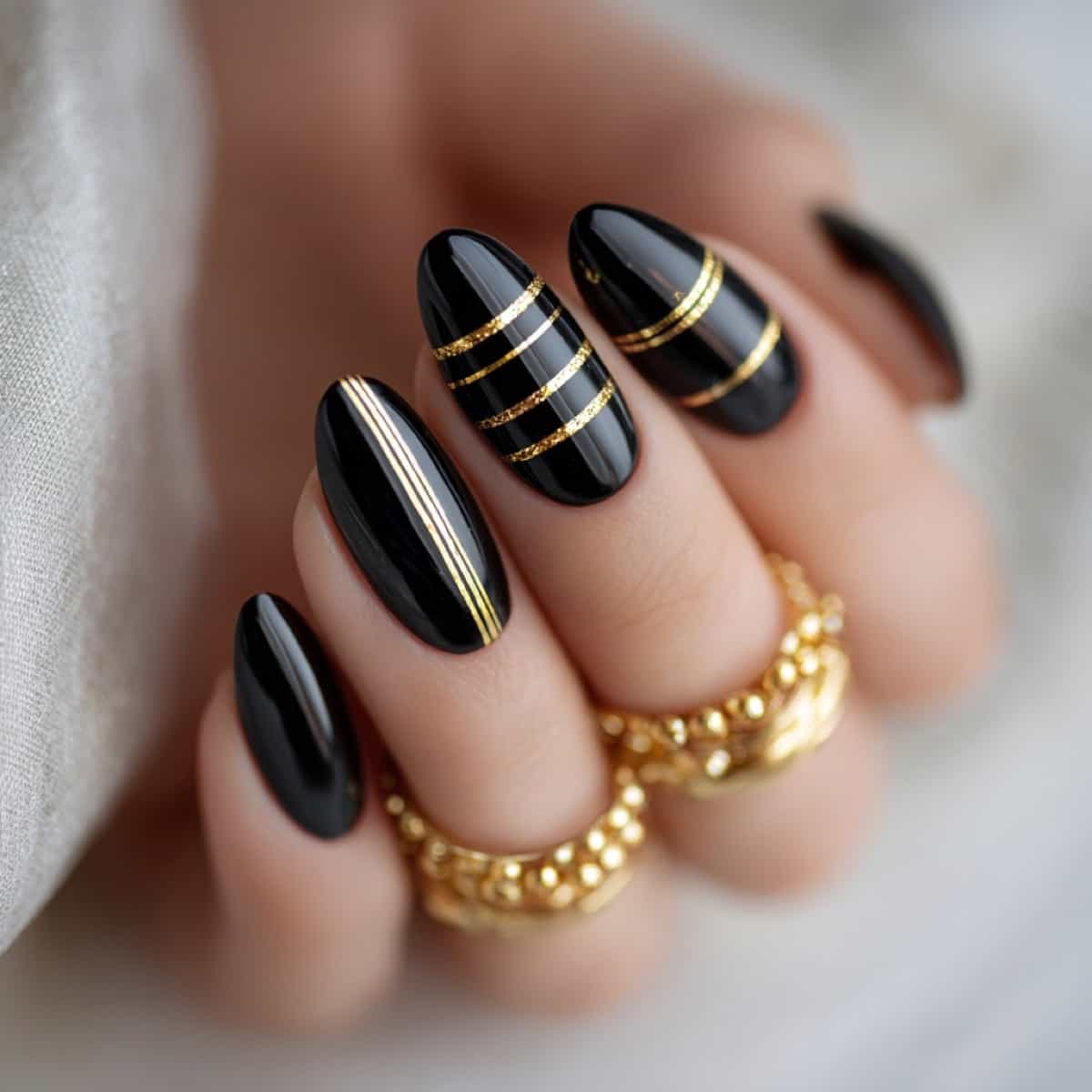 unha em gel preta com dourado