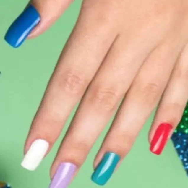 Degradê e Pedrarias
4. Como Escolher o Esmalte em Gel Azul Perfeito para Suas Unhas Quadradas
5. Unhas Quadradas: O Formato Que Dominará 2026
