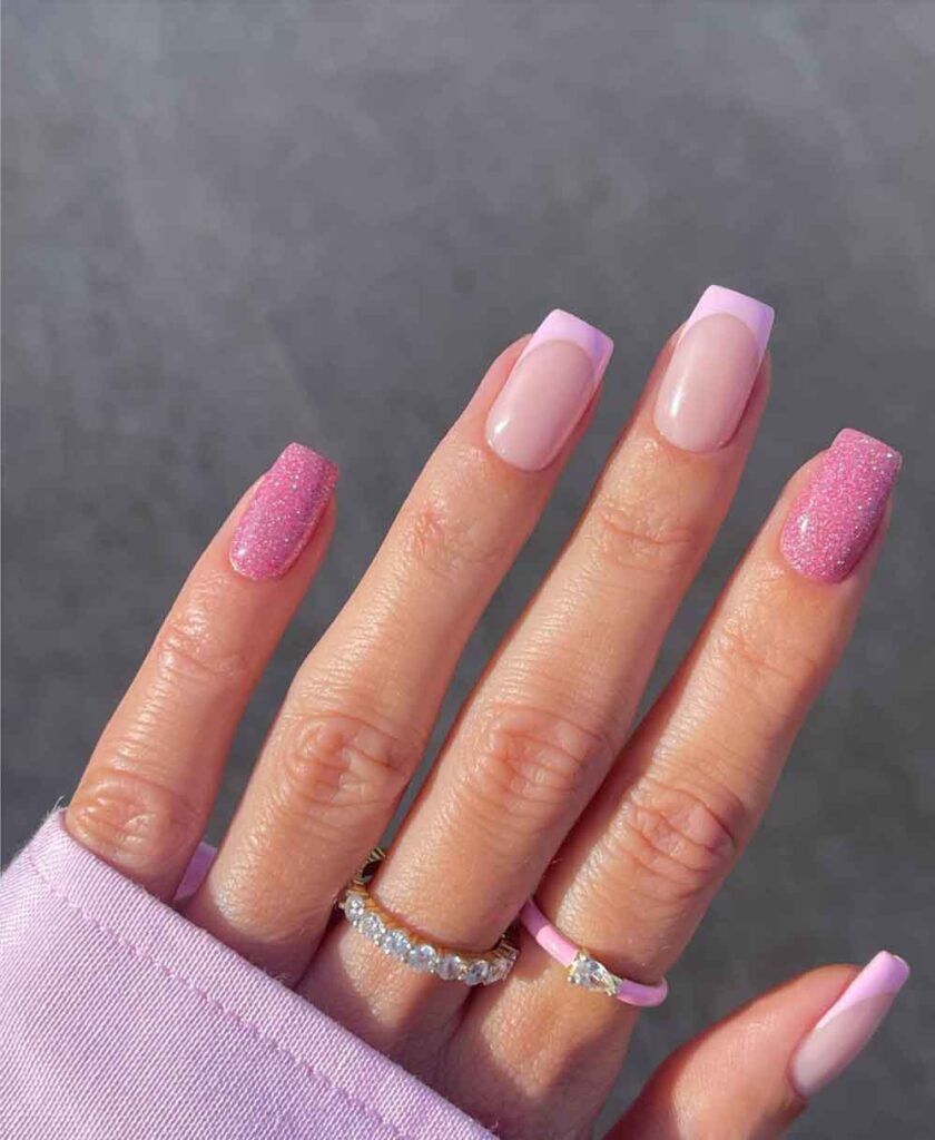 unha em gel quadrada rosa com glitter
