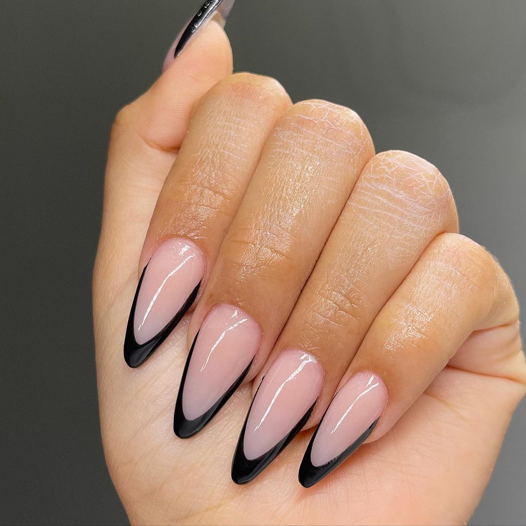 unha em gel preta redonda fosca