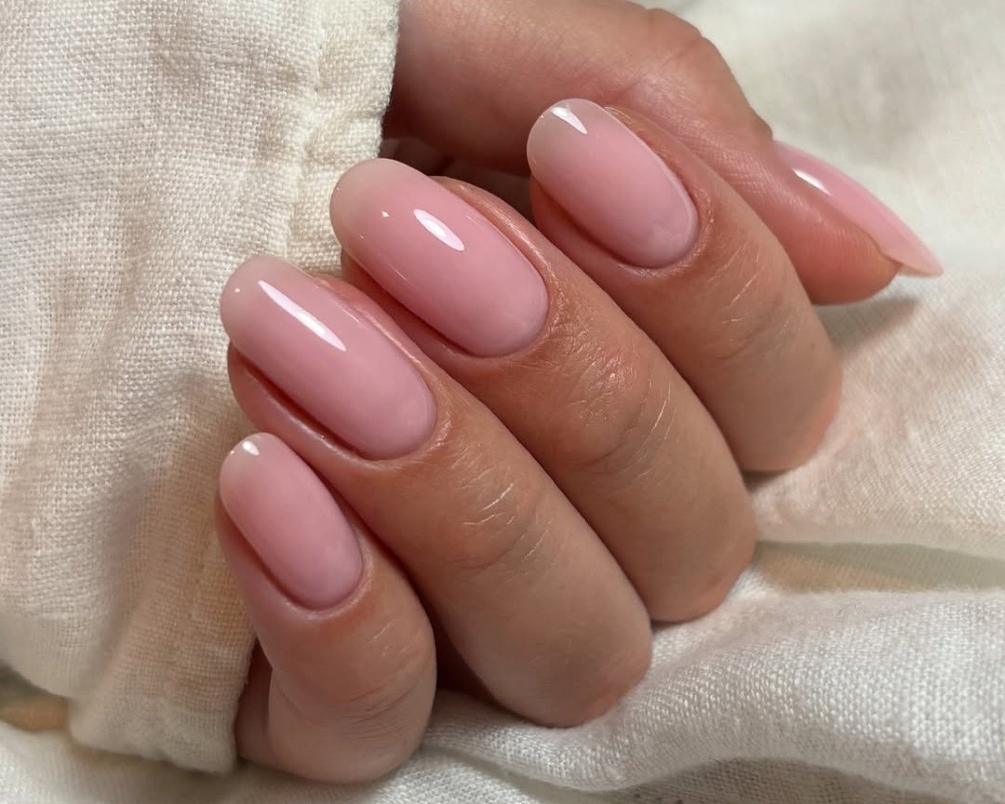 unha em gel redonda rosa quartzo