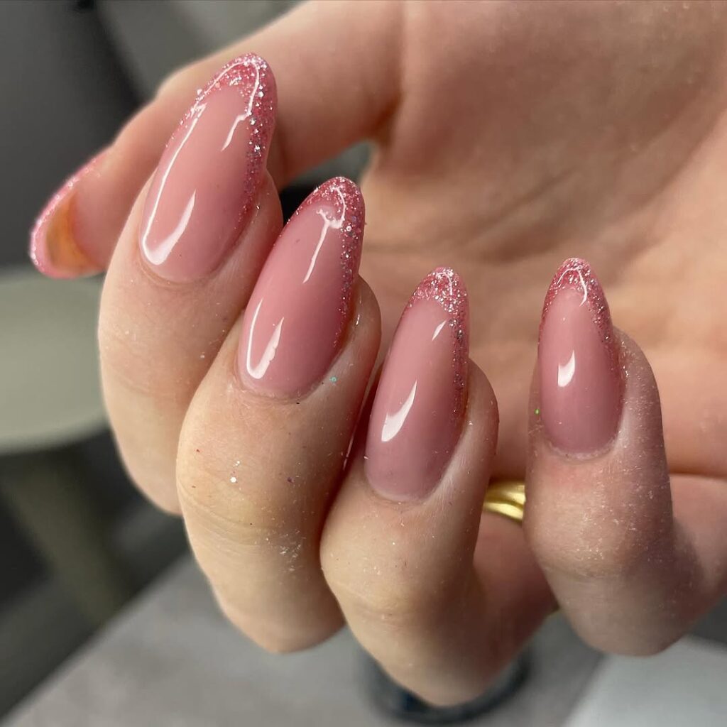 unha em gel redonda rosa com glitter