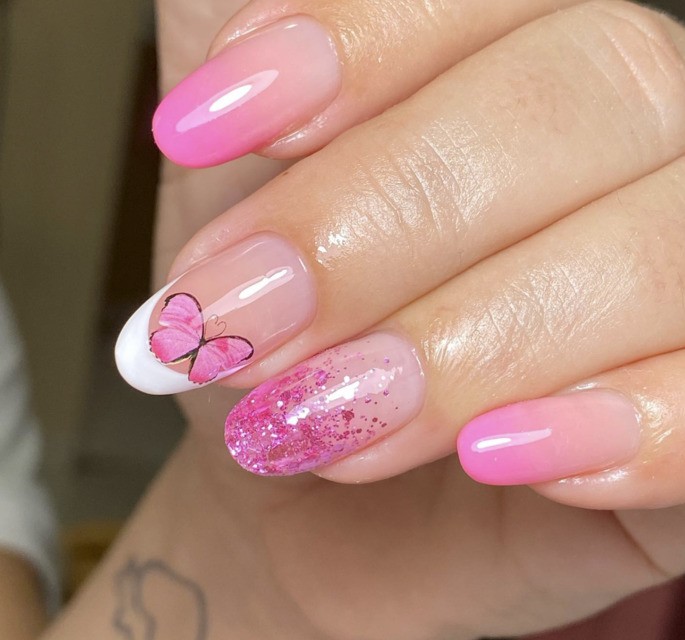 unha em gel redonda rosa com glitter