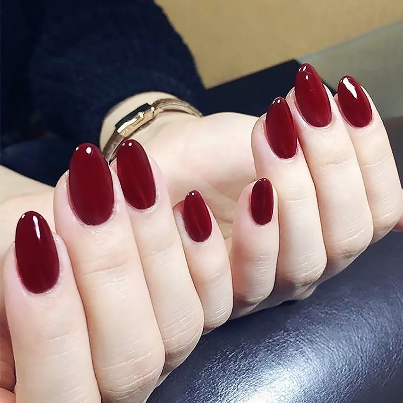 unha em gel vermelha com glitter