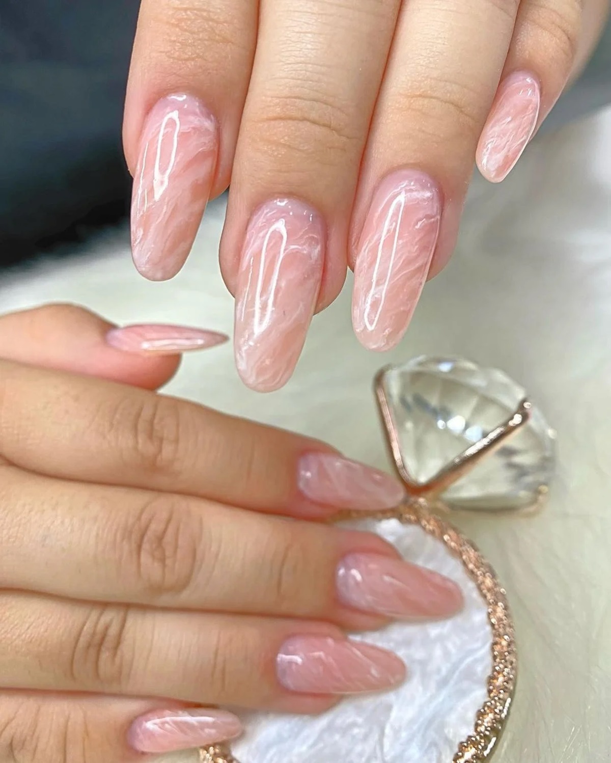 Além do Básico: 5 Ideias Criativas para Decorar Suas Unhas em Gel Rosa