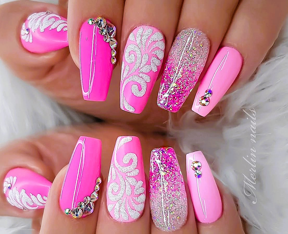 Unhas em gel rosa choque com glitter