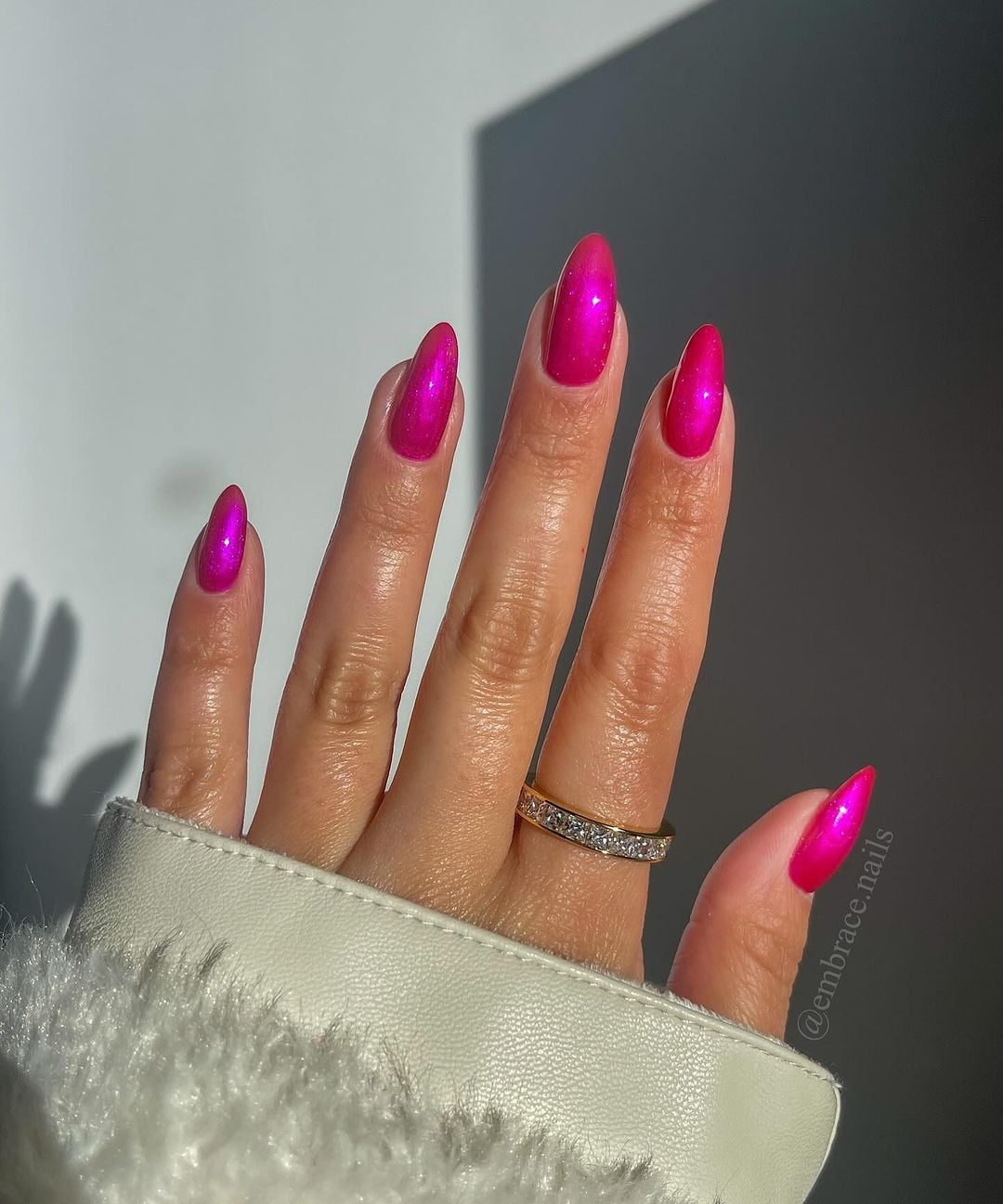 Unhas em gel pink fechado com glitter